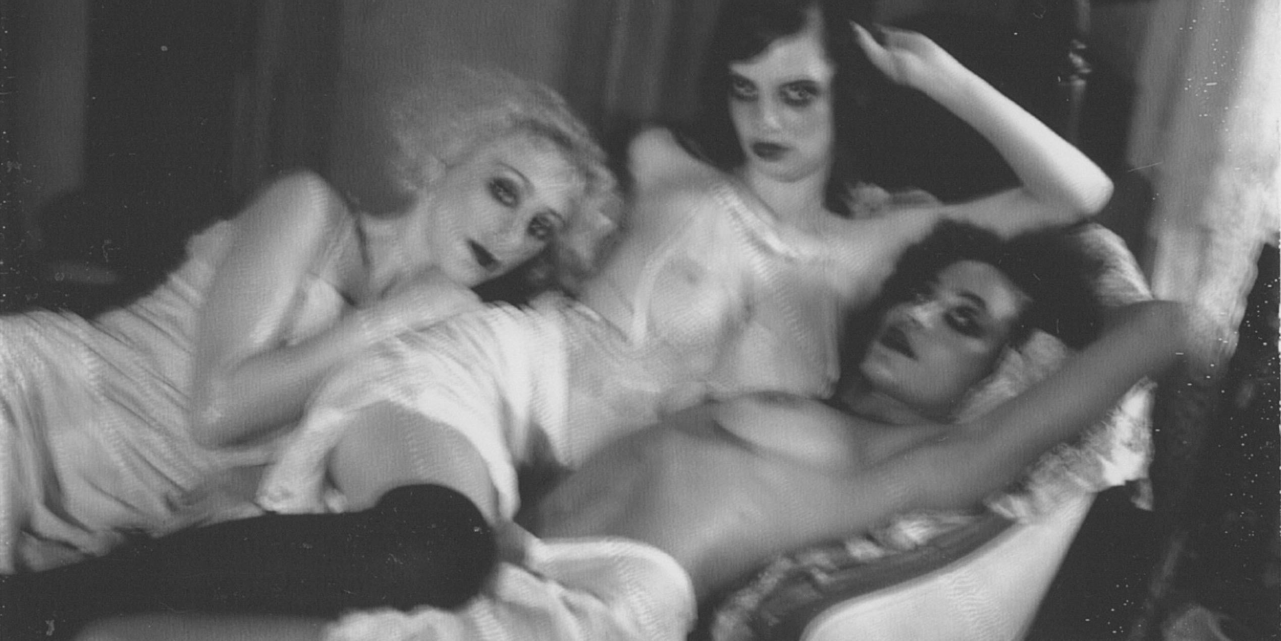 Schwesternschaft, New Orleans – Photograph von Ellen von Unwerth