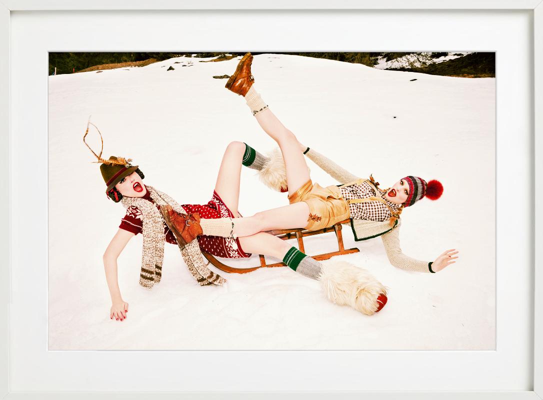 Sleigh Play - Modelli in Lederhosen che giocano nella neve, Fine Art Photography 2015 in vendita 7