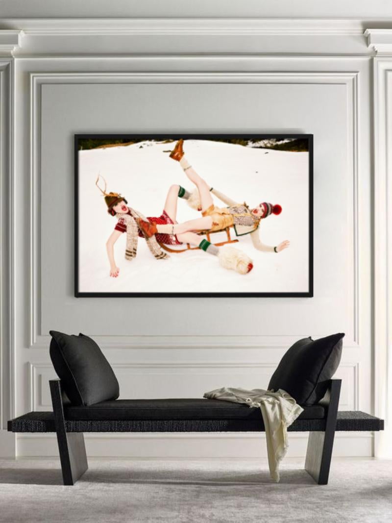 Sleigh Play - Modelli in Lederhosen che giocano nella neve, Fine Art Photography 2015 - Figurative Photograph Bianco di Ellen von Unwerth
