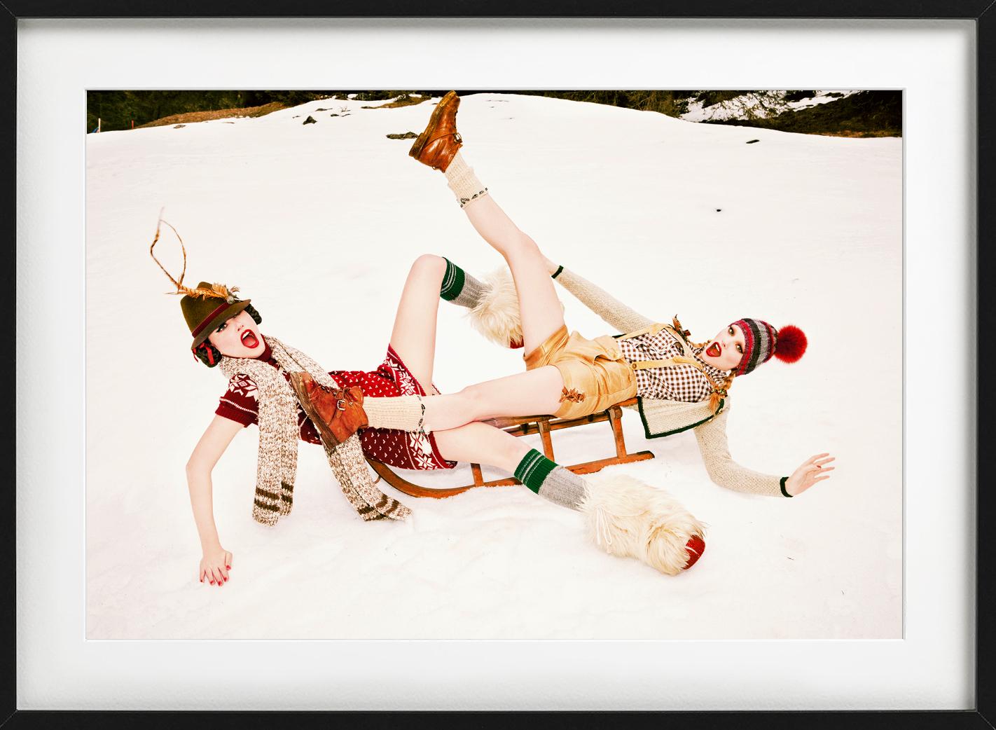 Due donne in abiti tradizionali tedeschi che giocano nella neve, fotografate da Ellen von Unwerth nel 2015 per la serie 