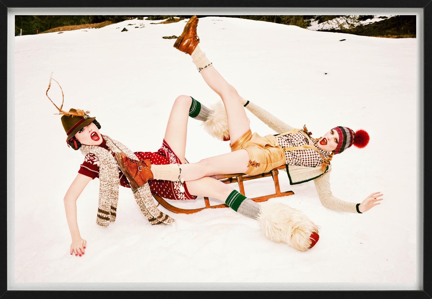 Sleigh Play - Modelli in Lederhosen che giocano nella neve, Fine Art Photography 2015 in vendita 1