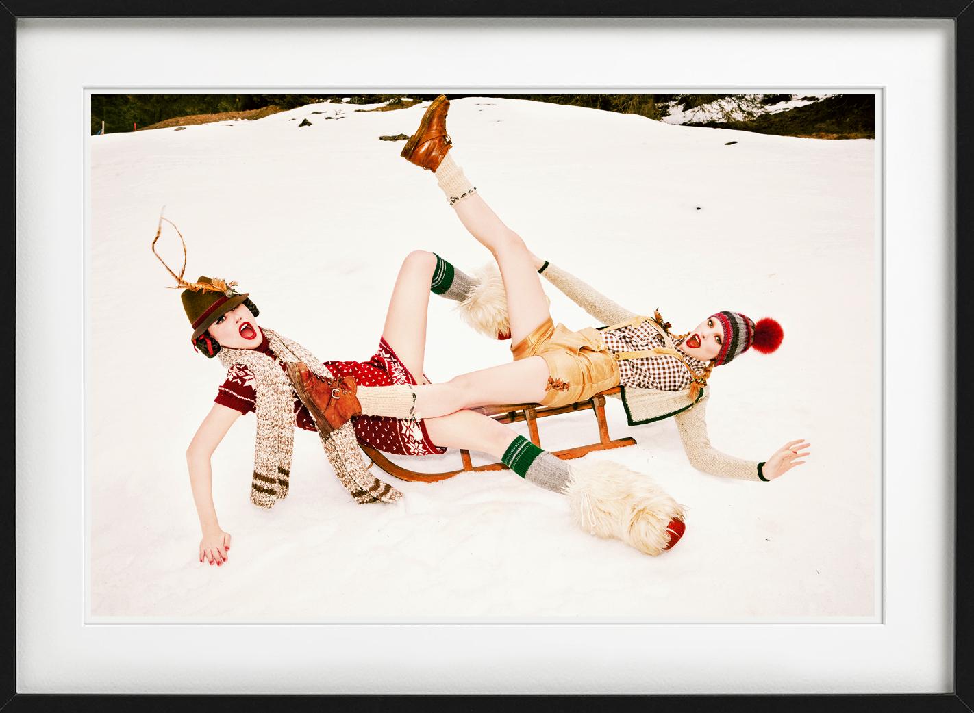 Sleigh Play - Modelli in Lederhosen che giocano nella neve, Fine Art Photography 2015 in vendita 3