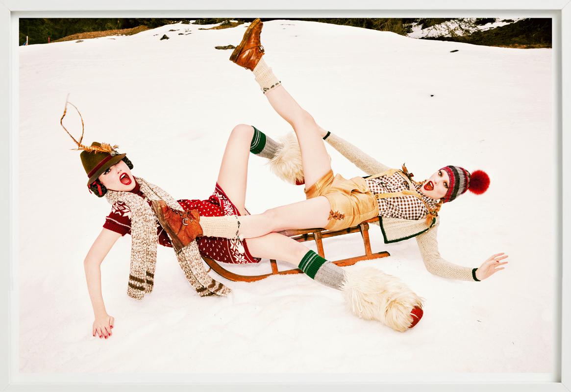 Sleigh Play - Modelli in Lederhosen che giocano nella neve, Fine Art Photography 2015 in vendita 5
