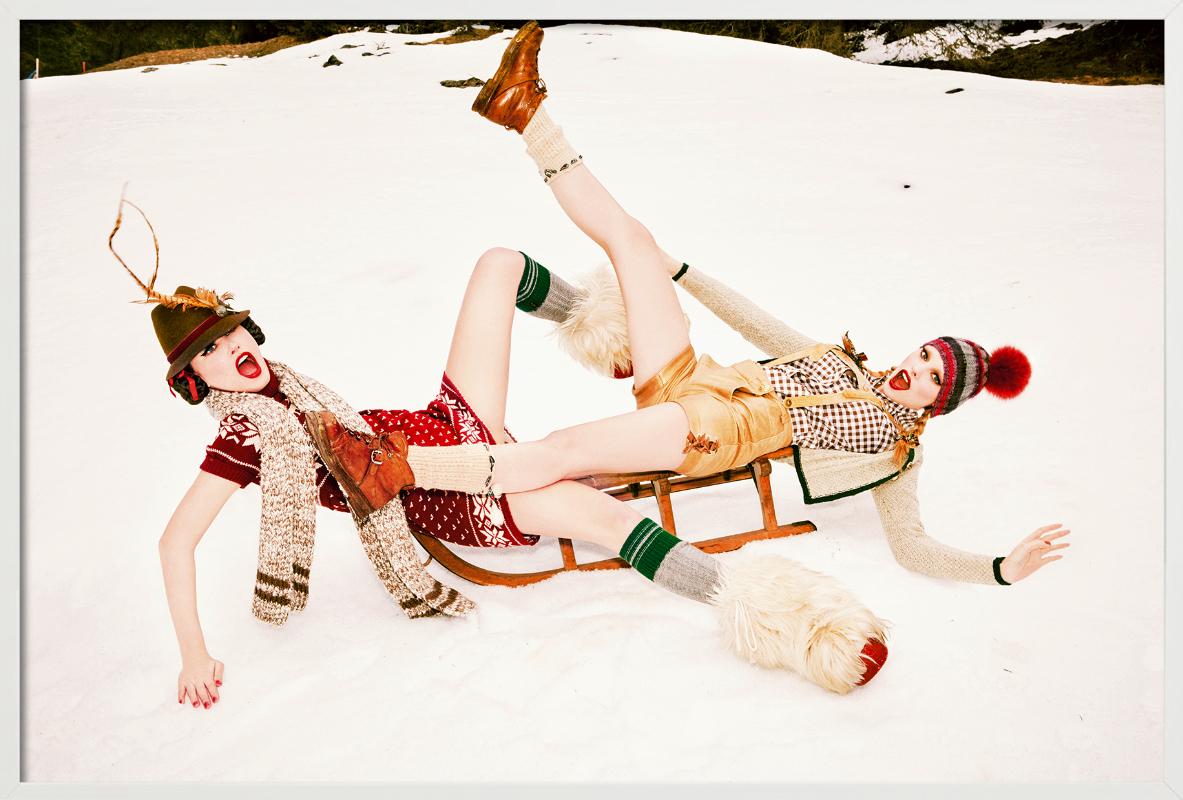Sleigh Play - Modelli in Lederhosen che giocano nella neve, Fine Art Photography 2015 in vendita 6