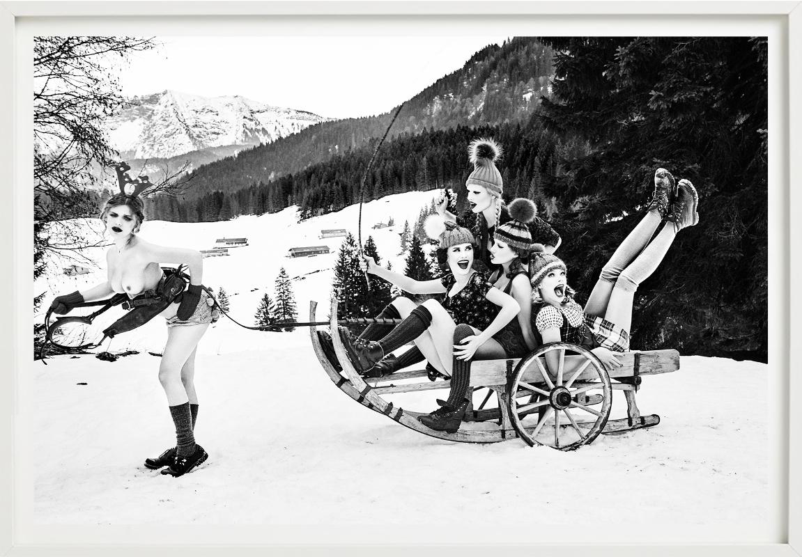 Snowy Sled - Heimat, Fine Art Photography, 2015 im Angebot 3