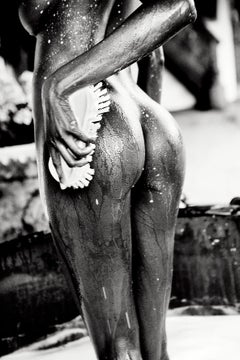 Squeeze & Shape from Heimat - mannequin nue se lavant debout, photographie d'art
