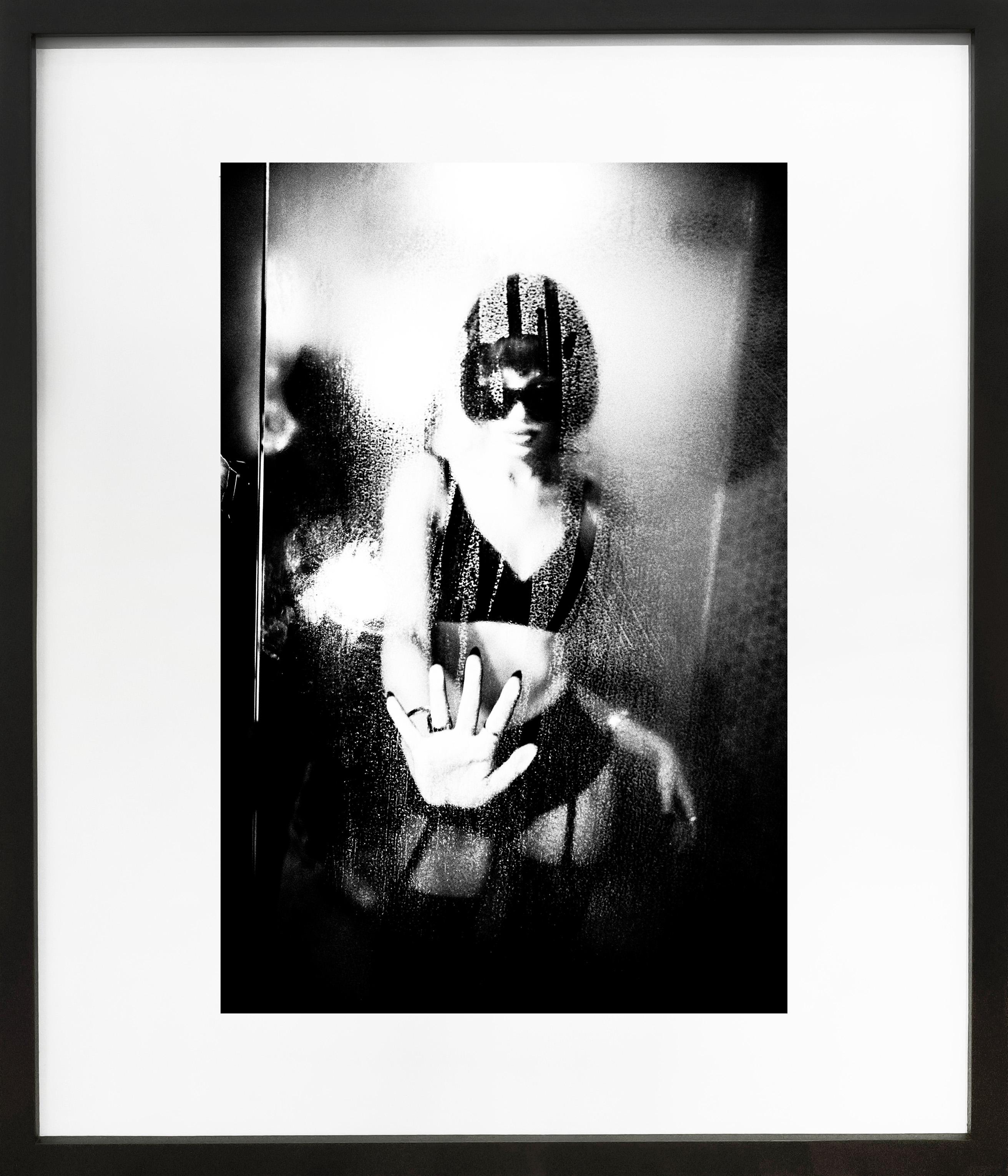 Ellen von Unwerth est une photographe de mode dont l'expérience en tant que mannequin est à la base de sa pratique. Influencées par l'érotisme glamour d'Helmut Newton et de Guy Bourdin, les photographies granuleuses de von Unwerth, de style pin-up,