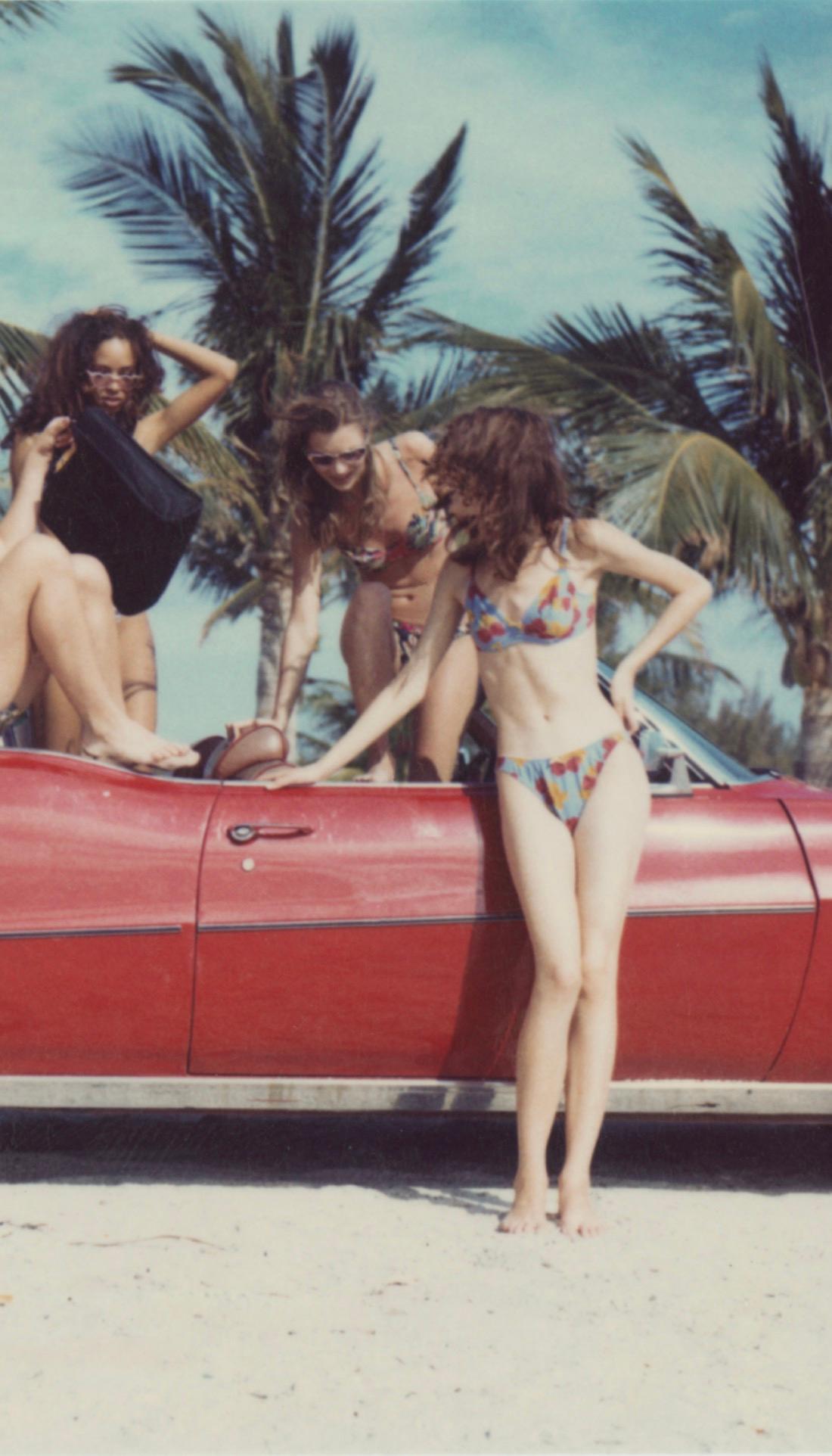 Prendre la pose, Brandi Quinones, Kate Moss, Shalom Harlow - Contemporain Photograph par Ellen von Unwerth