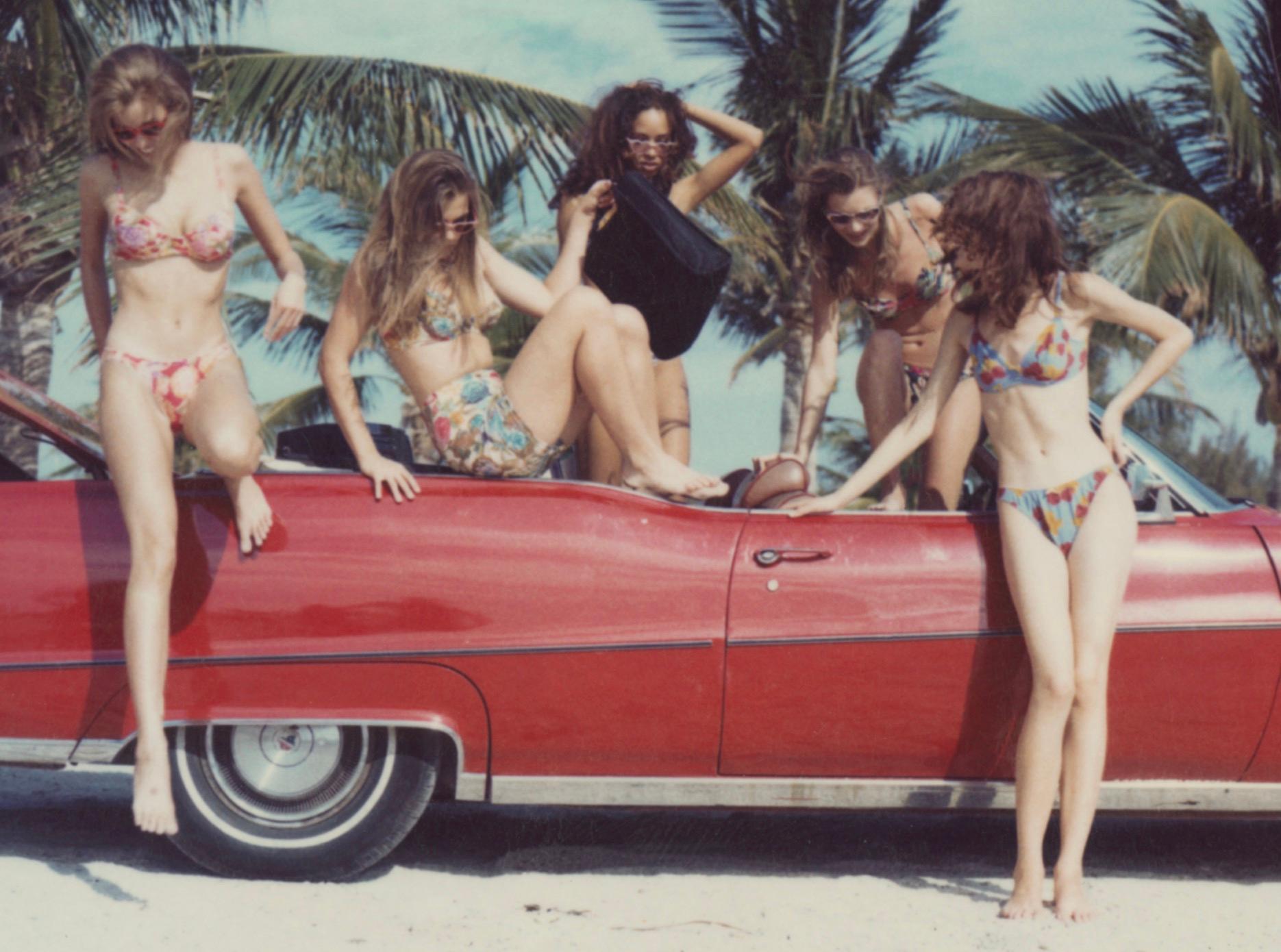 Prendre la pose, Brandi Quinones, Kate Moss, Shalom Harlow - Gris Portrait Photograph par Ellen von Unwerth