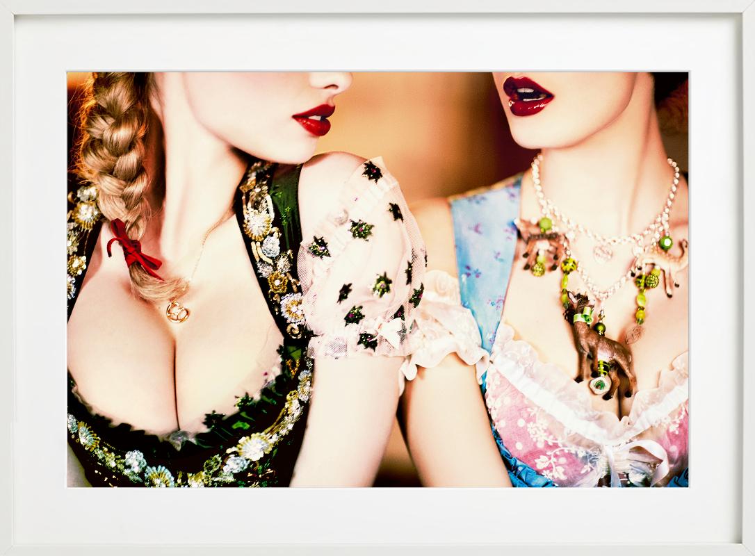 Tête à Tête - Primo piano di due modelle in Dirndl, Fotografia Fine Art, 2015 in vendita 6