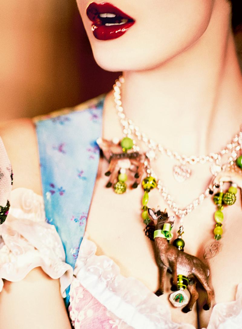 Tête à Tête - Primo piano di due modelle in Dirndl, Fotografia Fine Art, 2015 in vendita 7
