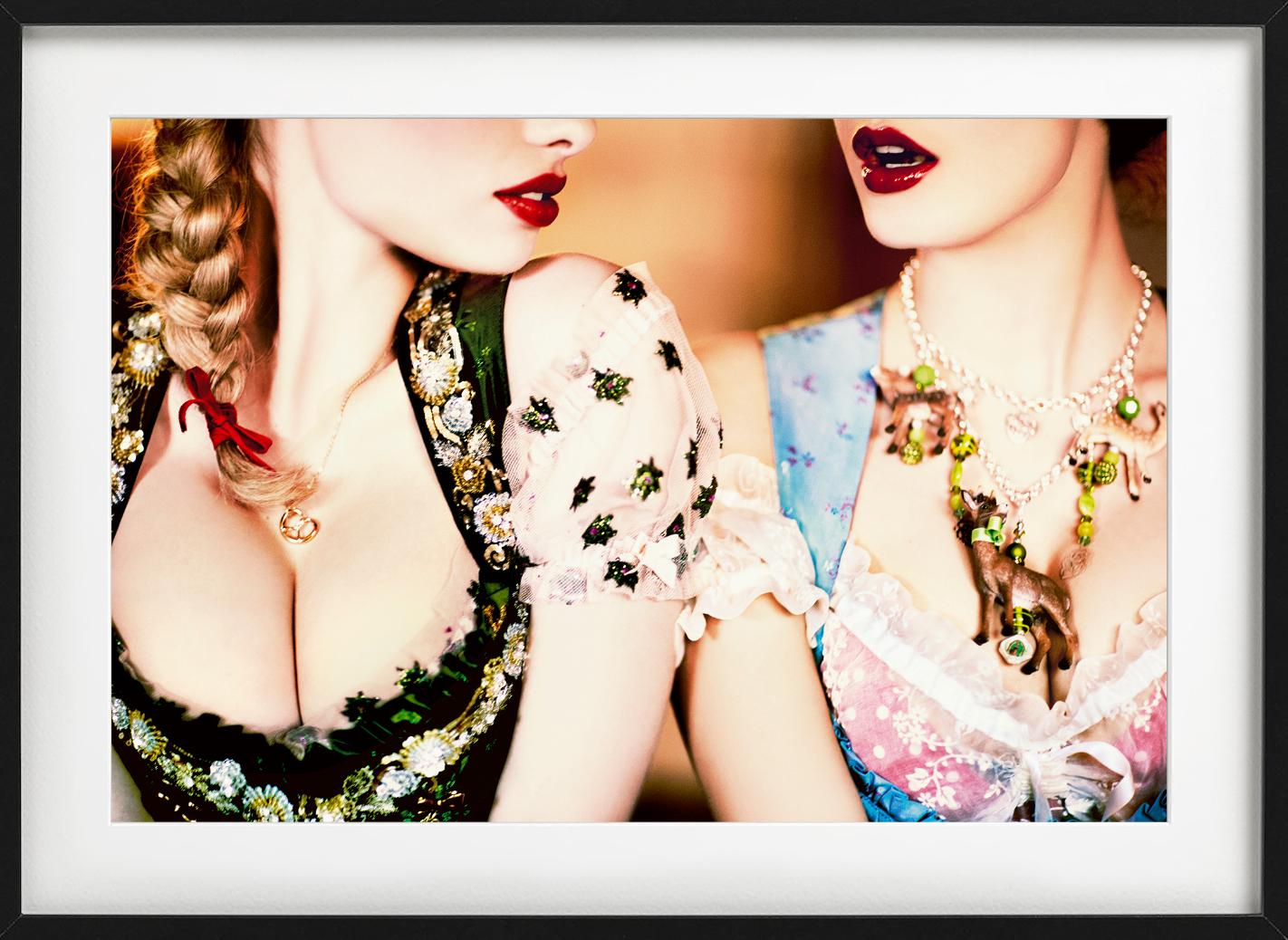 Tête à Tête - Primo piano di due modelle in Dirndl, Fotografia Fine Art, 2015 in vendita 1