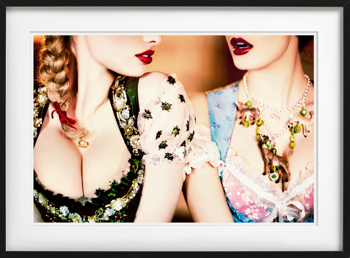 Tête à Tête - Primo piano di due modelle in Dirndl, Fotografia Fine Art, 2015 in vendita 2
