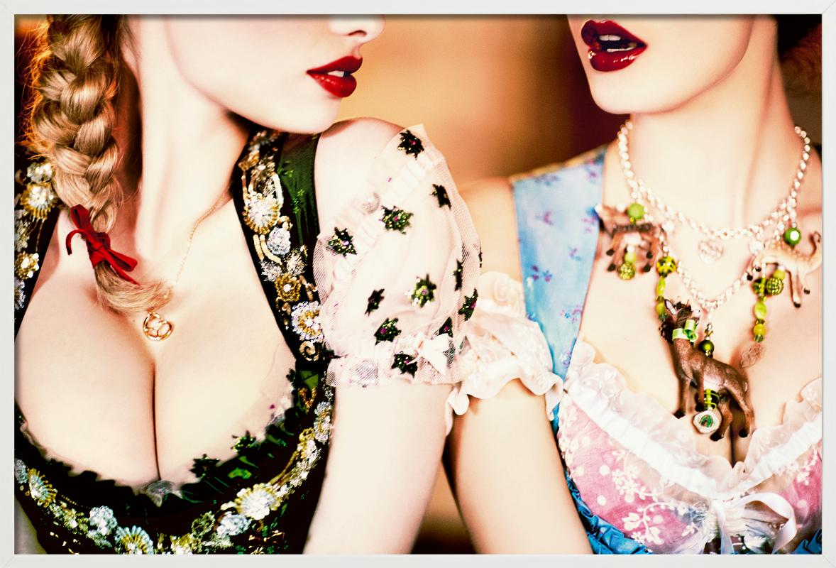 Tête à Tête - Primo piano di due modelle in Dirndl, Fotografia Fine Art, 2015 in vendita 4