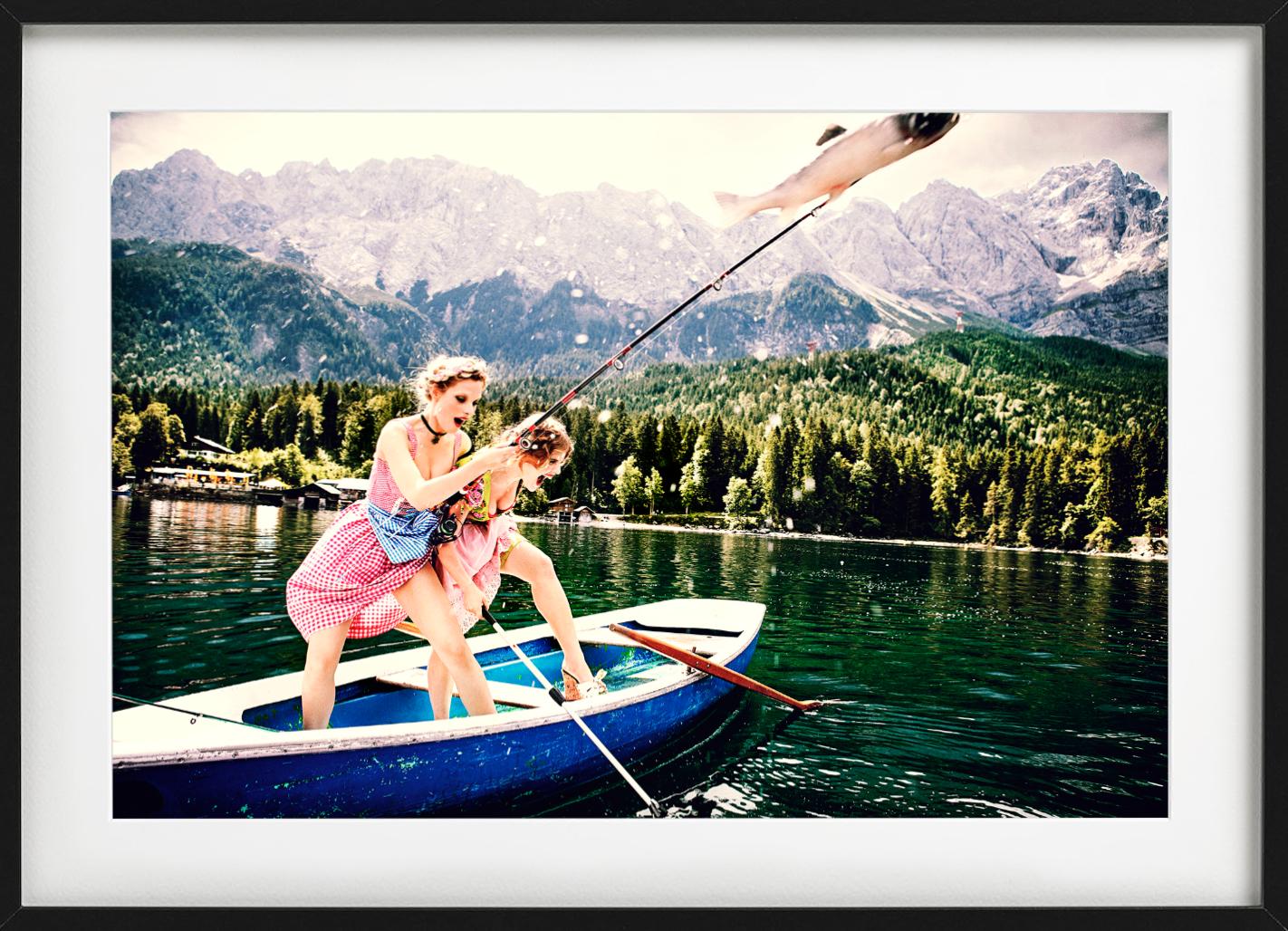 The Big Catch - Due modelle in Dirndl che pescano, Fotografia Fine Art, 2015 in vendita 1