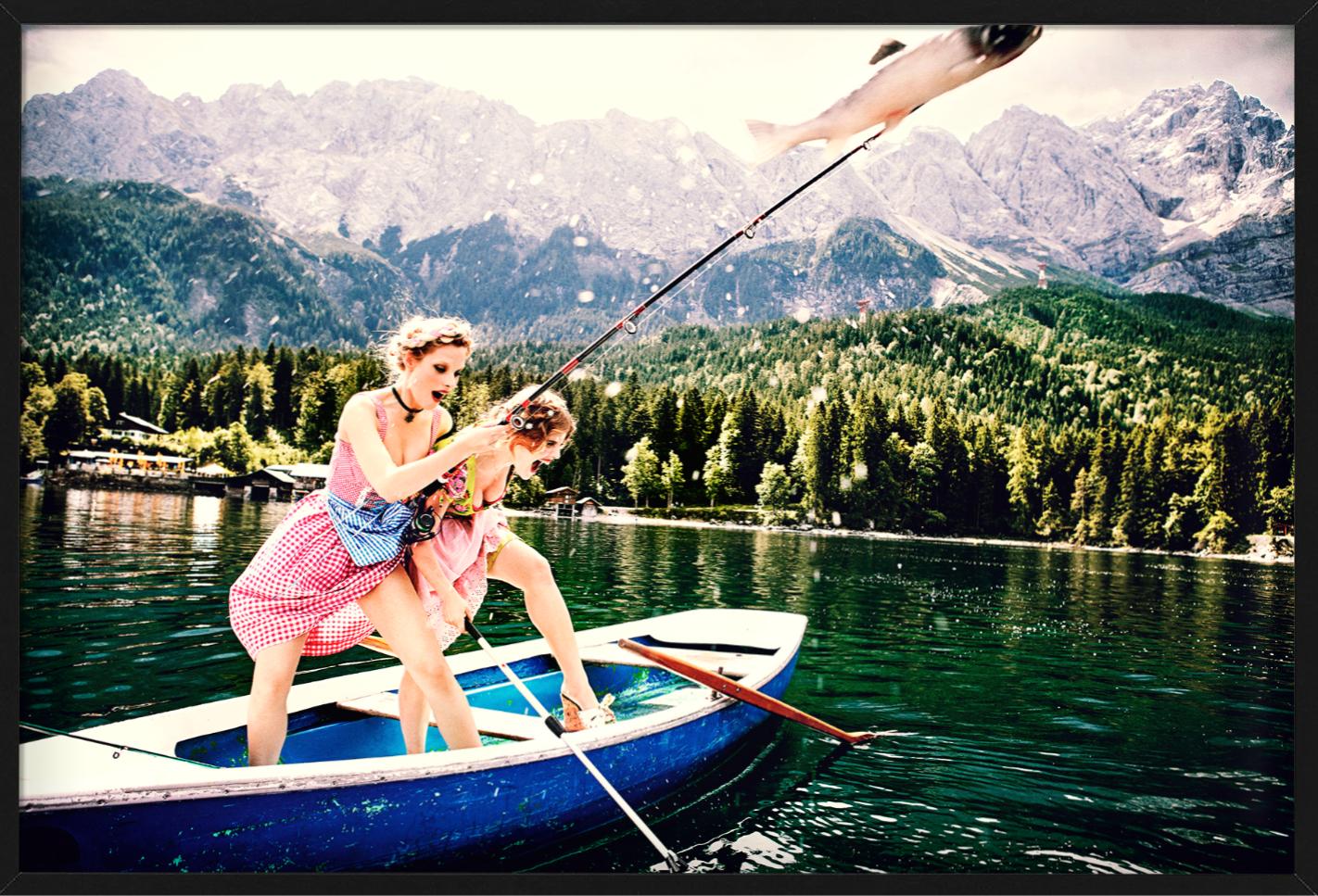 The Big Catch - Due modelle in Dirndl che pescano, Fotografia Fine Art, 2015 in vendita 2