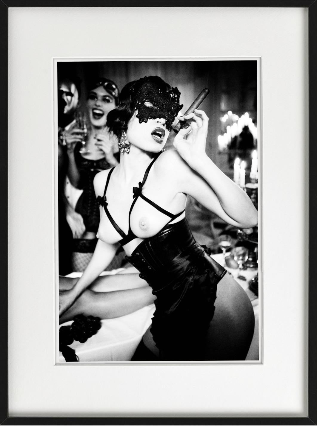 Smoke, The Story of Olga - Akt mit Maske und Zigarre, Fine Art Photography, 2011 im Angebot 4