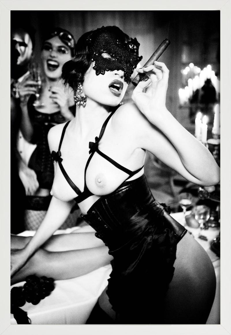Smoke, The Story of Olga - Akt mit Maske und Zigarre, Fine Art Photography, 2011 im Angebot 6
