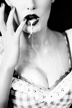 « Thirsty - Milk dripping out of a Model's Mouth », photographie d'art b&w, 2015