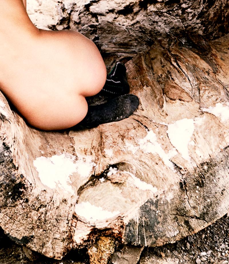 Tree of Love – Akt in einer herzförmigen Baumtruhe, Kunstfotografie, 2015 im Angebot 2