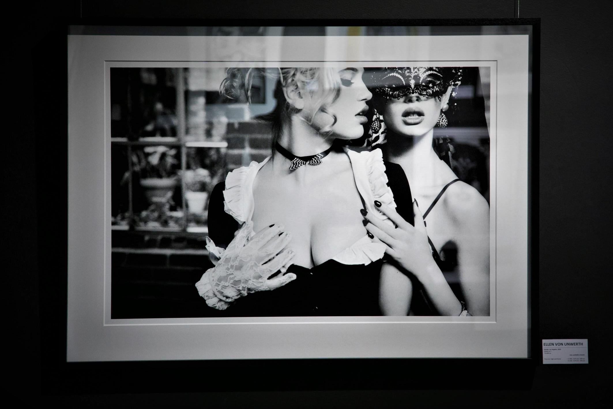 Gossip - portrait sensuel de deux mannequins en masques, photographie d'art, 2003 - Photograph de Ellen von Unwerth