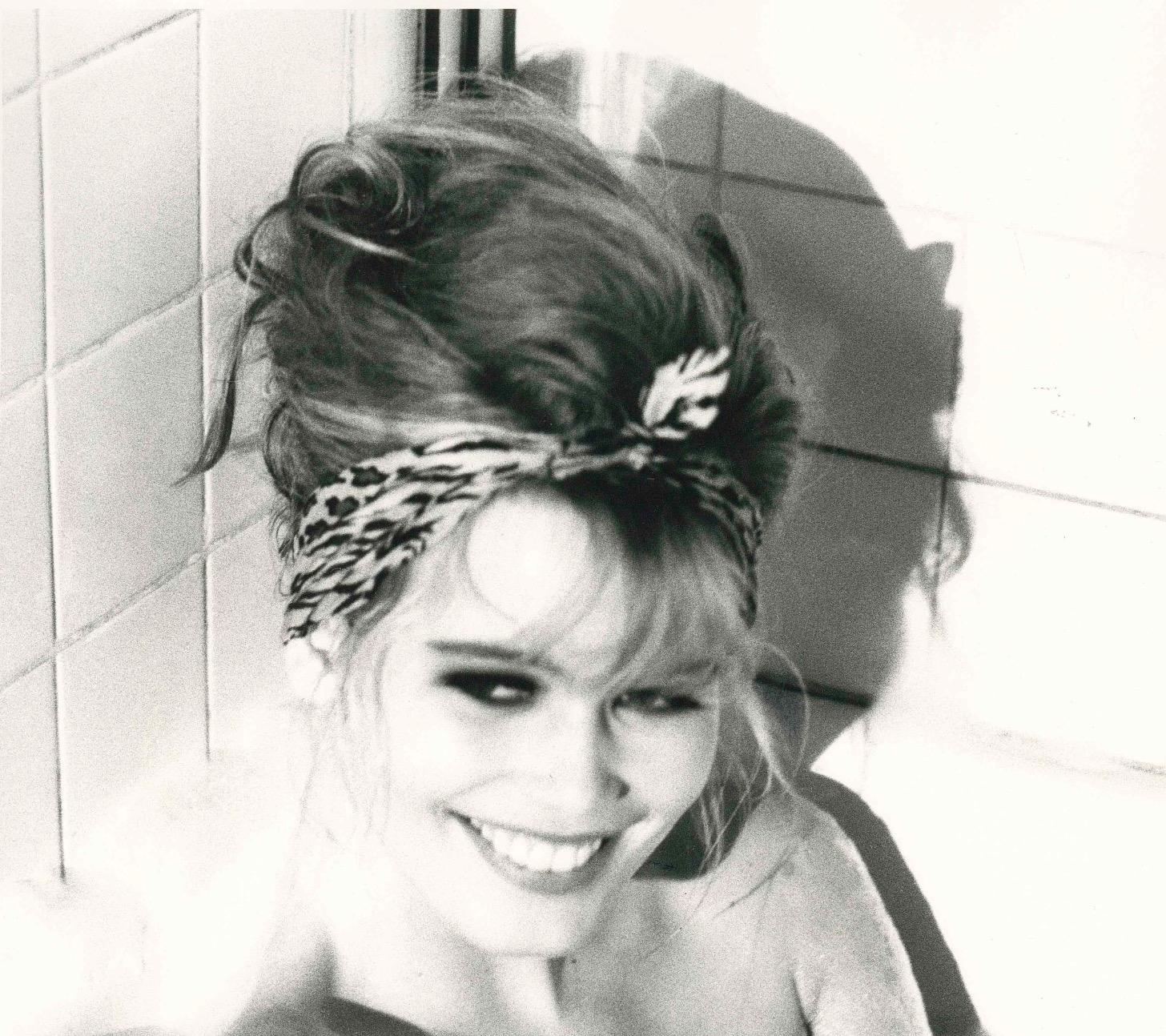 Baño caliente, Claudia Schiffer, LEI - Black and White Photograph Gris de Ellen von Unwerth