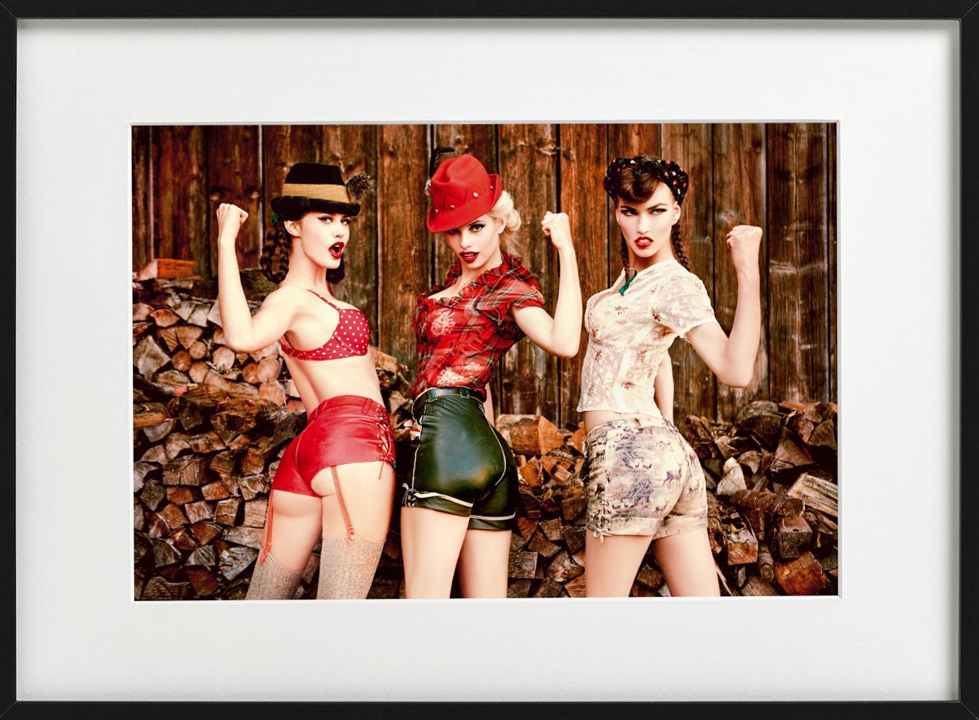 Wir können es tun! Drei Mädchen in kurzer Lederhosen, Kunstfotografie, 2015 im Angebot 3