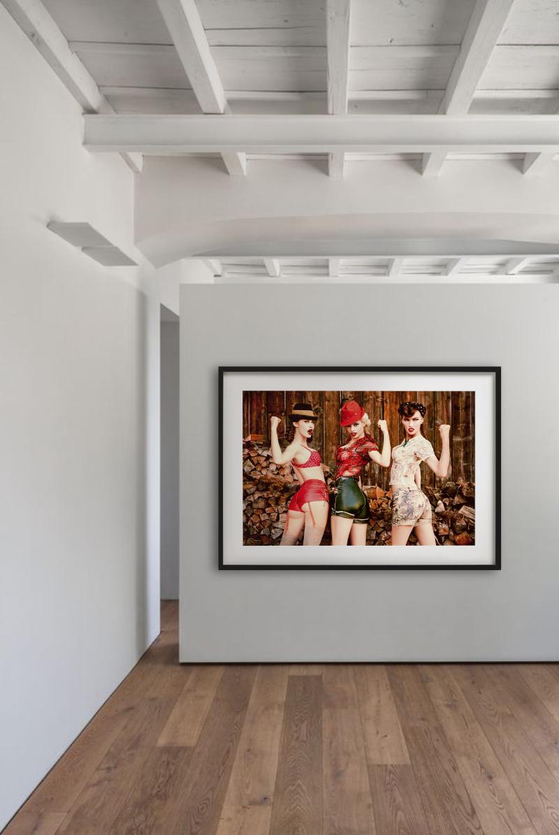 Wir können es tun! Drei Mädchen in kurzer Lederhosen, Kunstfotografie, 2015 im Angebot 6