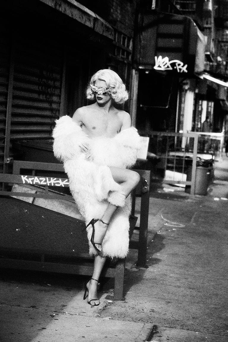 Piel blanca, Nueva York, 2018 - Photograph de Ellen von Unwerth