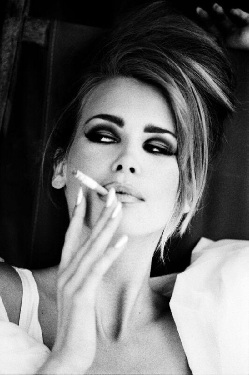 Ellen von Unwerth Figurative Print – The Look - Supermodel Claudia Schiffer mit einer Zigarette