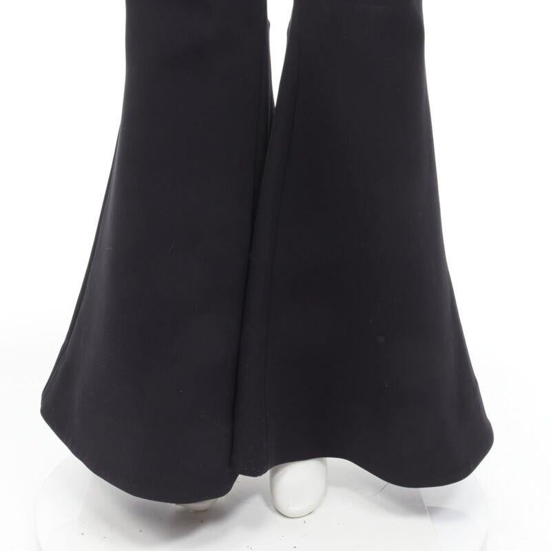 Pantalon évasé ELLERY Expressionism en polyester noir extra large taille US 4 S
Référence : KNLM/A00218
Marque : Ellery
Modèle : Expressionnisme
Matériau : Polyester
Couleur : Noir
Motif : Solide
Doublure :  Coton
Détails supplémentaires : Braguette