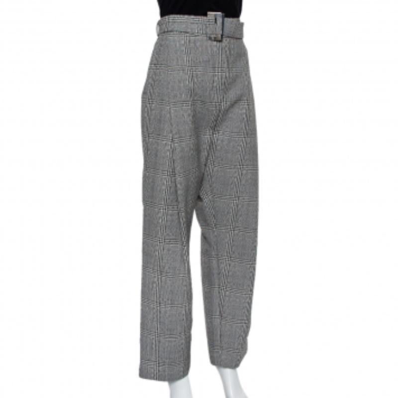 Presenting fine tailoring signs, a relaxed silhouette, and clean cuts, these monochrome trousers by Ellery are highly comfortable and offer a great wearing experience. The pair features a belted waistline and four pockets.