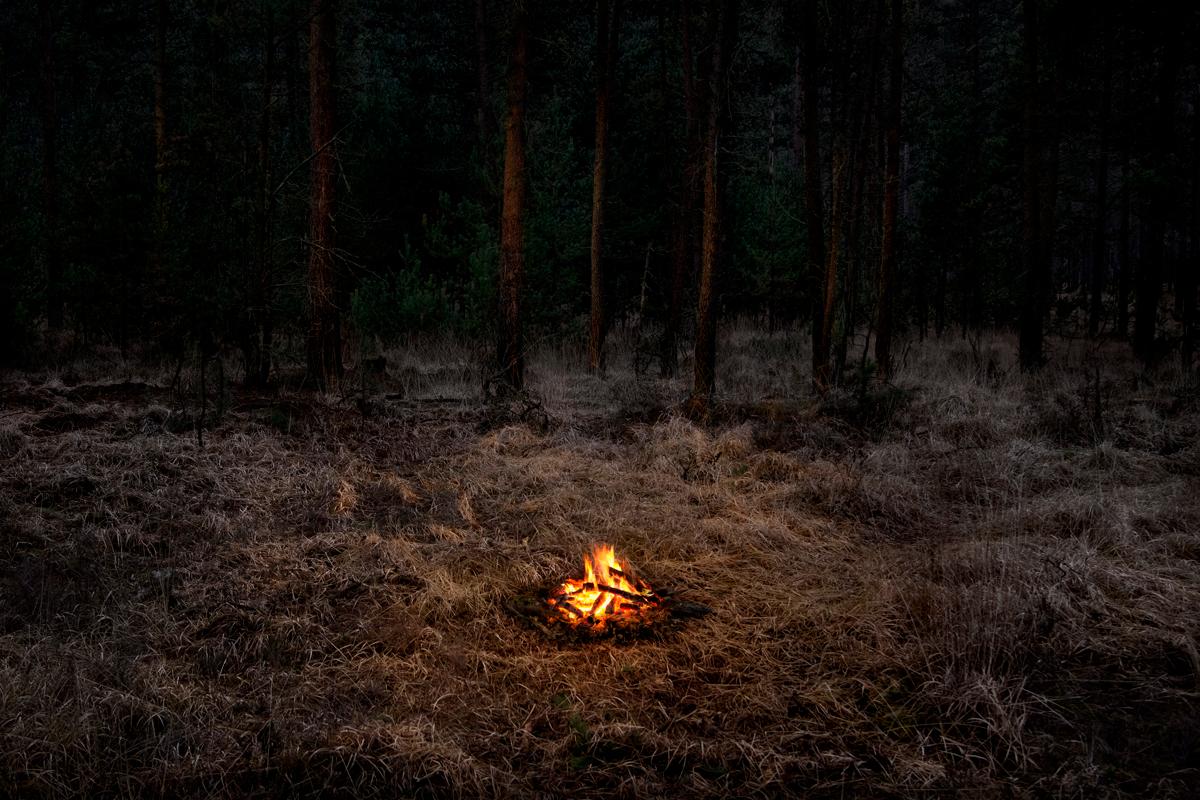 Ellie Davies Color Photograph – Fires 1, 2018 – Digitale C-Type-Fotografie in limitierter Auflage auf Fuji-Papier