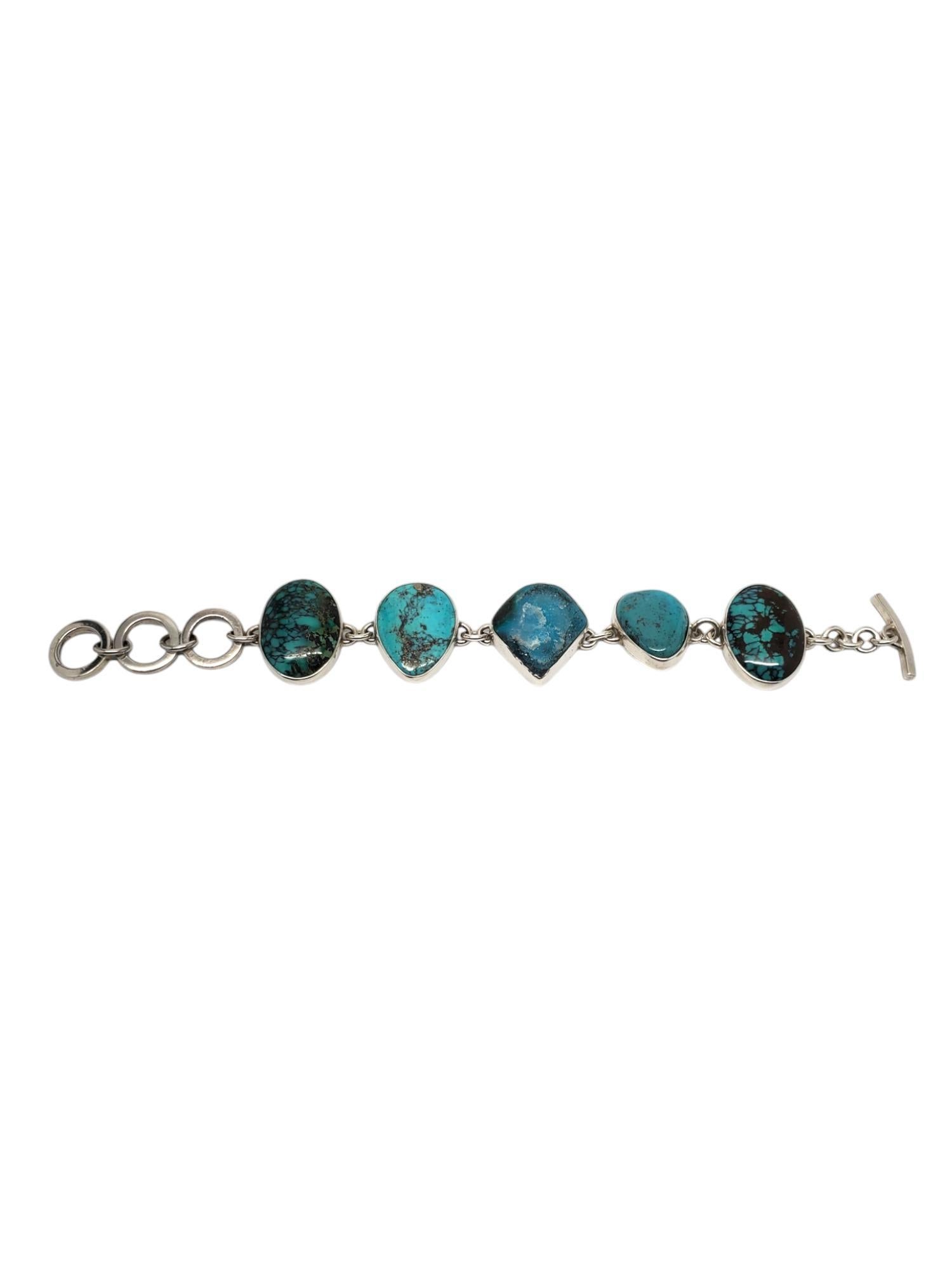 Bracciale A Link in argento Sterling di Elligators -

Questo bellissimo bracciale a maglie di Elligators presenta 5 grandi gemme turchesi incastonate in argento sterling con chiusura ad alamaro.

Dimensioni: circa 7 pollici.

Timbrato: ELLIGATORS