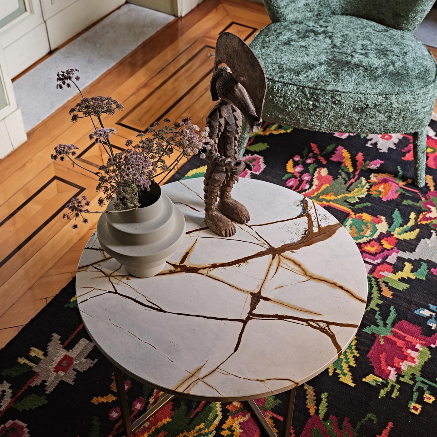 italien Table basse Elliot 110 bleu Roma en quartzite et bronze par Black Tie en vente