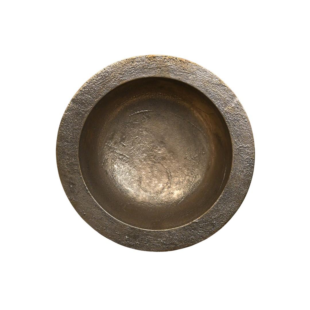 Vaso di bronzo  di un artista californiano che fonde il design contemporaneo con le proprietà naturali di
i materiali. 

