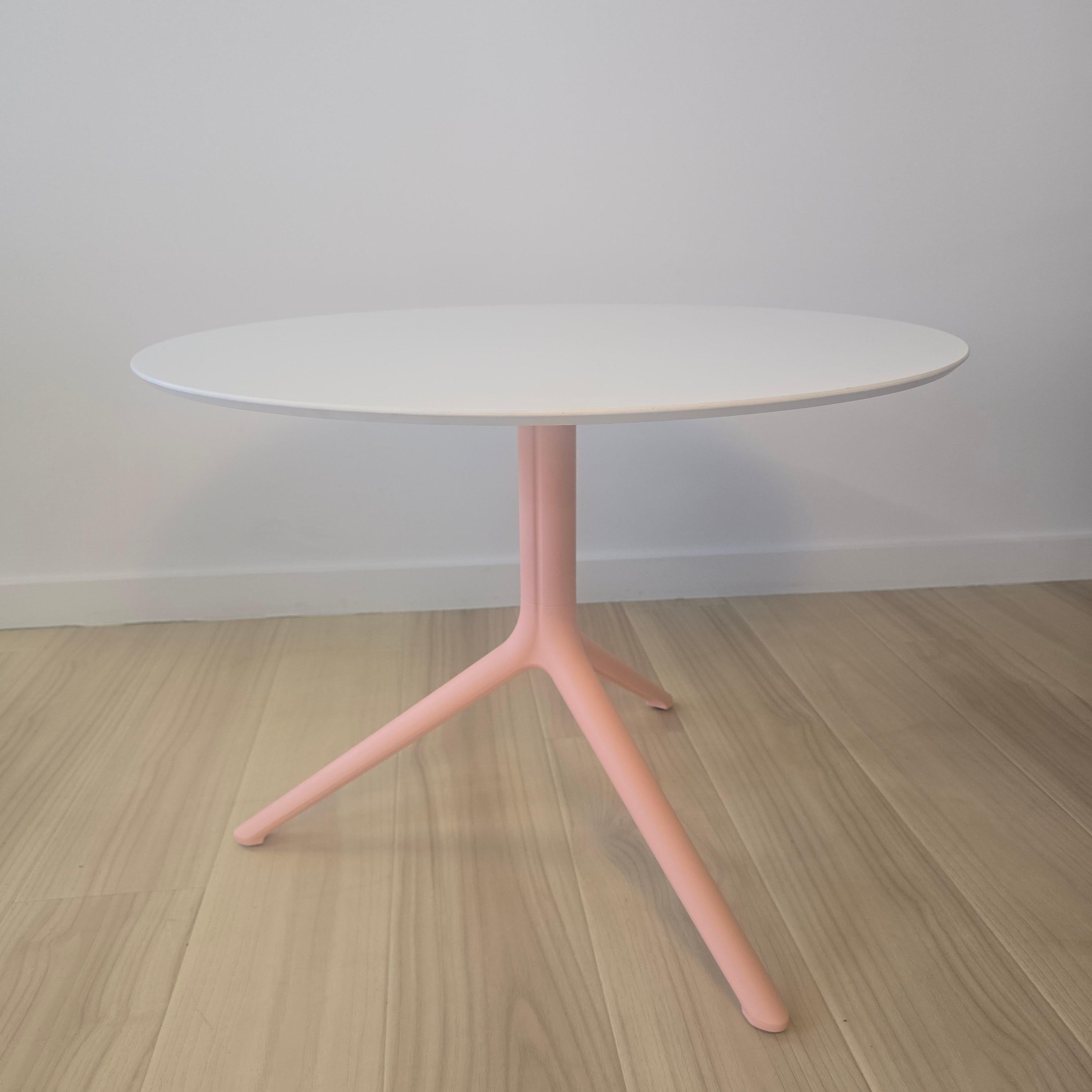 Base de table basse Elliot par Patrick Jouin
Avec sa silhouette élégante et son design minimal, la table Eleg combine des lignes douces avec des formes naturelles sinueuses. Table basse avec trois rayons en aluminium moulé sous pression et une