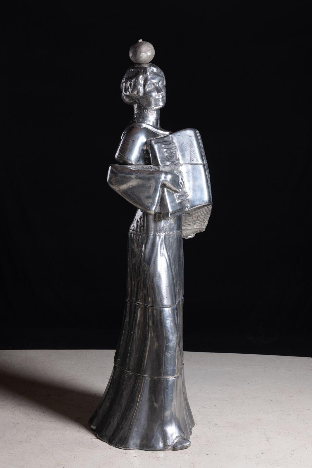 El artista, Elliot Eames Saarinen, hijo de Eero Saarinen, inspirado por el tierno homenaje de su abuela Lilly a su madre, la abuela Susie, creó esta escultura para honrar el legado intemporal de la familia y la tradición; explorando las conexiones