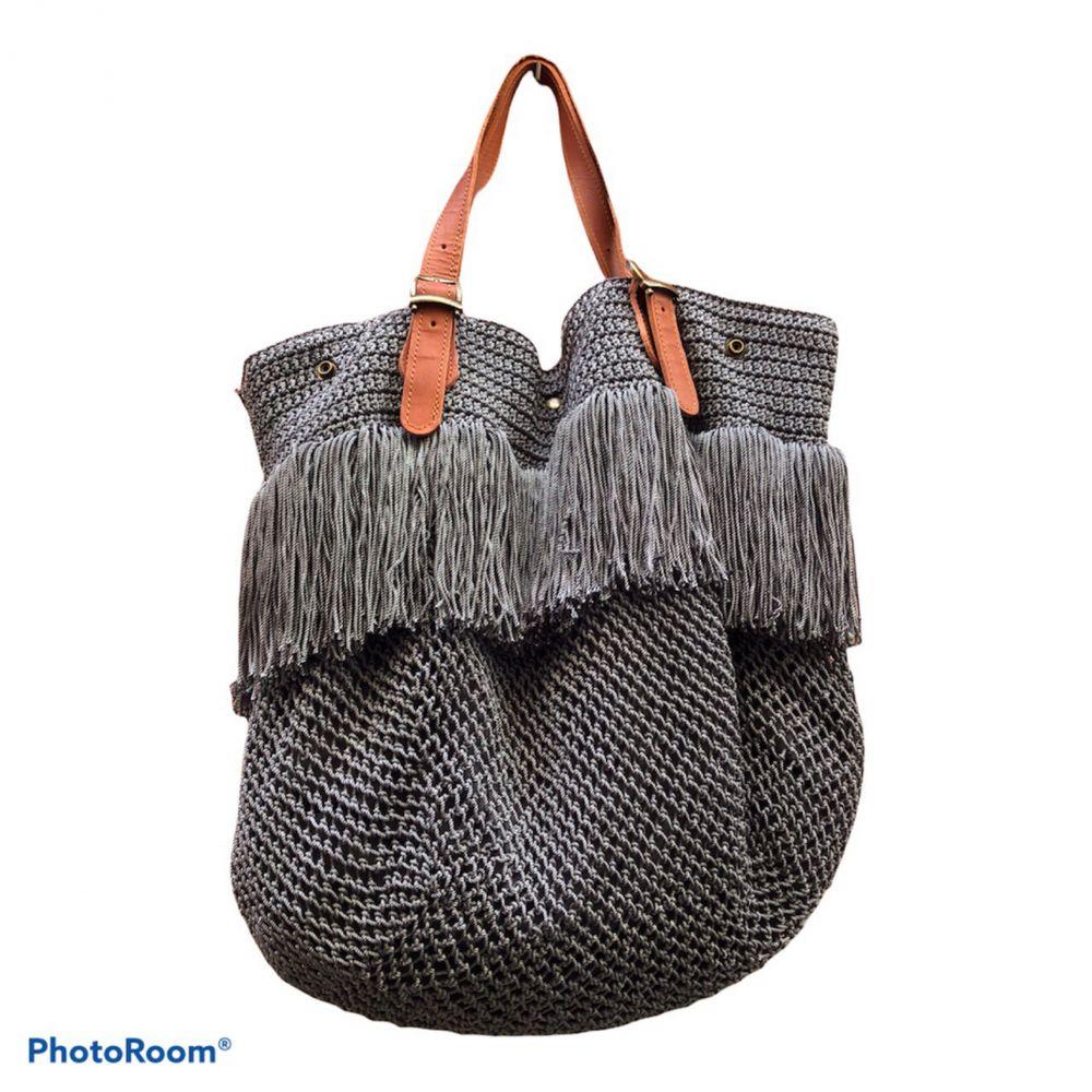 Elliot Mann Lederhandtasche

Die Indie-Tasche von Elliot Mann ist vollständig handgefertigt. Mit einem handgeknüpften Mesh-Körper, einem einzigartigen Gürtel-Detail aus Vintage-Münzen, Perlen und Nieten. [ [2]] Die verstellbaren Riemen sind aus