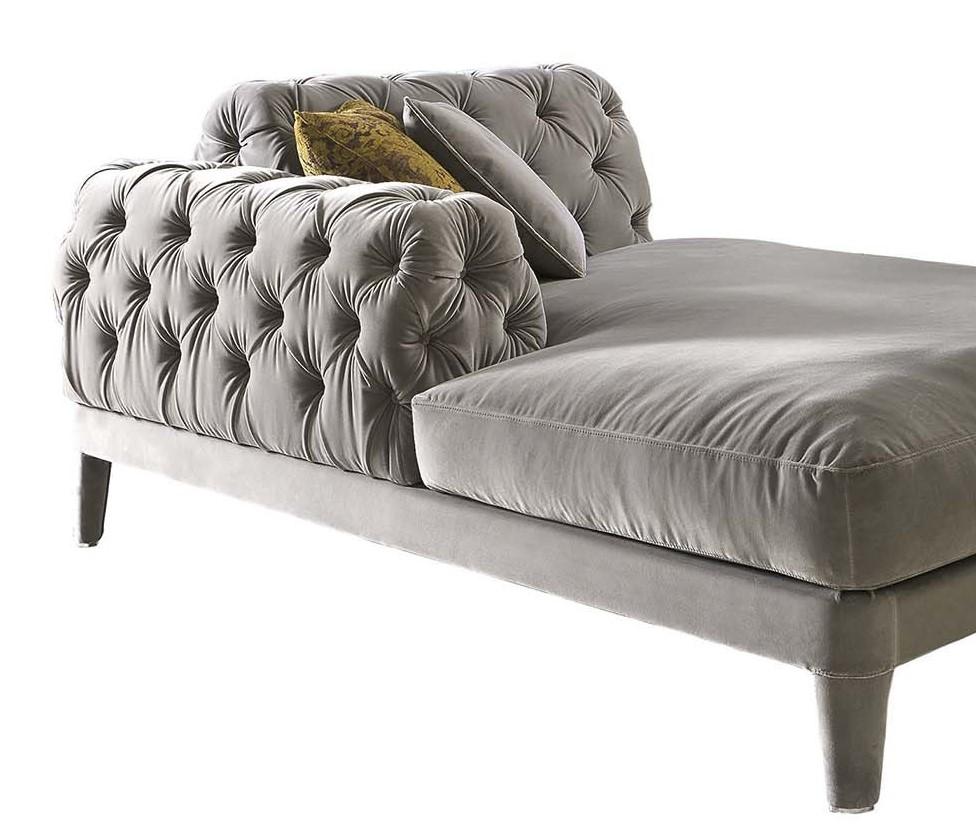 Part of the Elliot collection, this superbly elegant chaise lounge has a comfortable Silhouette upholstered in a refined velvet fabric in taupe (col. 1470/28 cat. Extralux) that will highlight the decor of any bedroom or living area. Boasting an