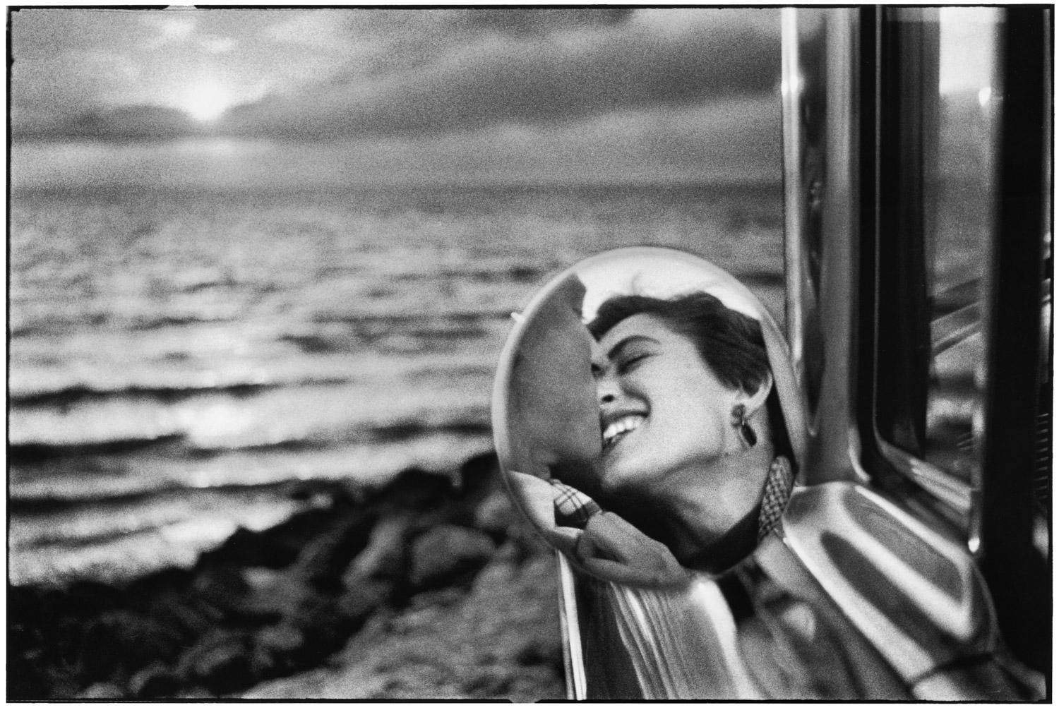 Elliott Erwitt Black and White Photograph - California Kiss