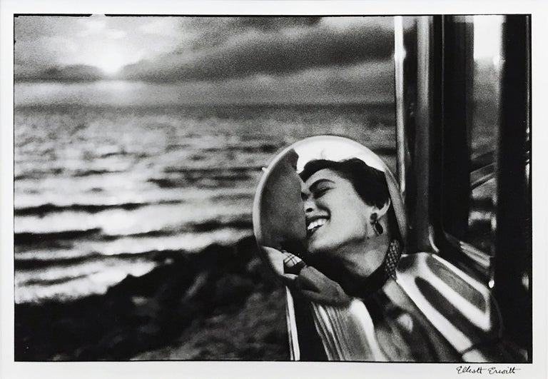 CALIFORNIA KISS, SAN MONICA, 1955 - Contemporary Photograph by Elliott Erwitt