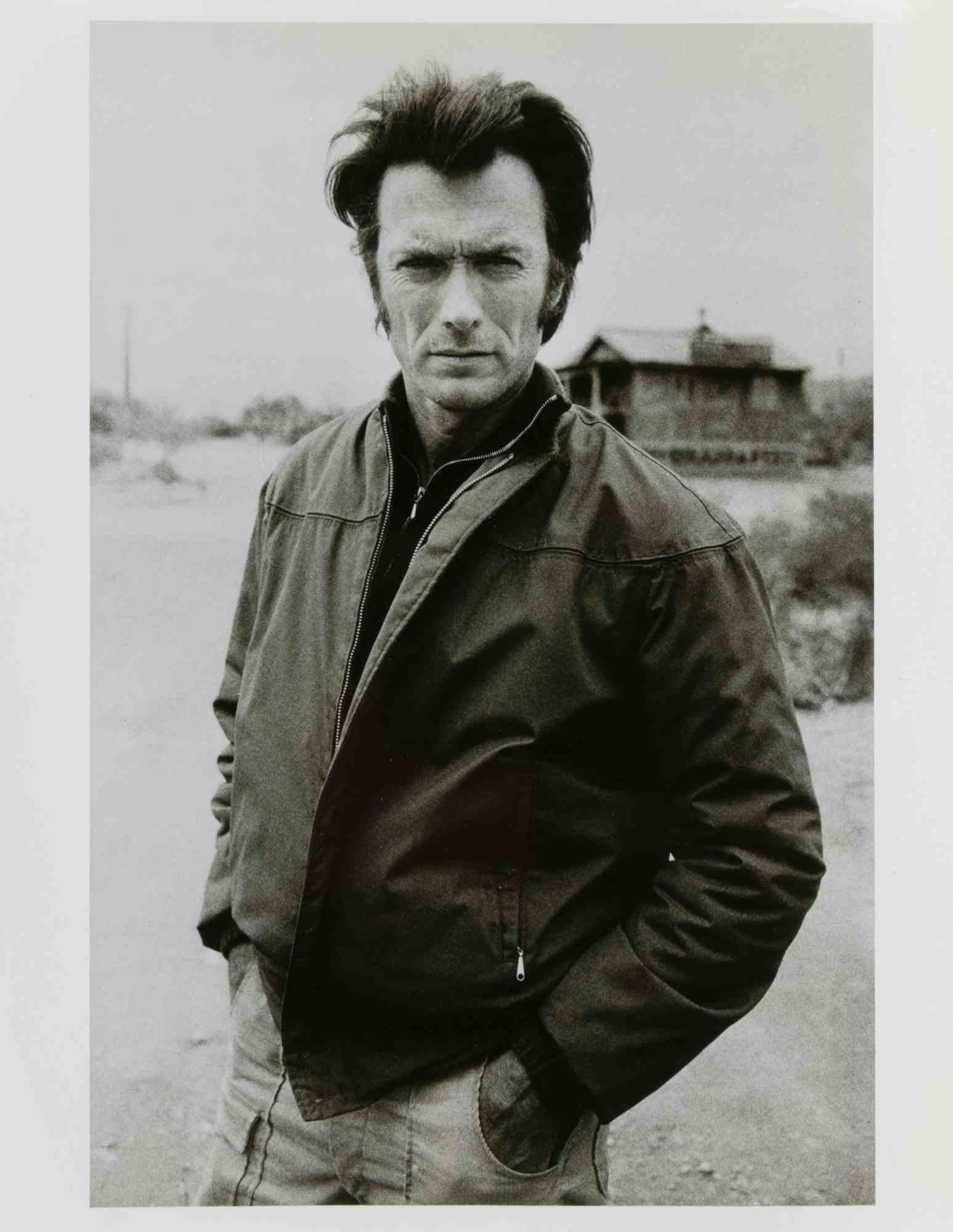Ritratto ambientale di Clint Eastwood, stampa alla gelatina d'argento, anni '70
