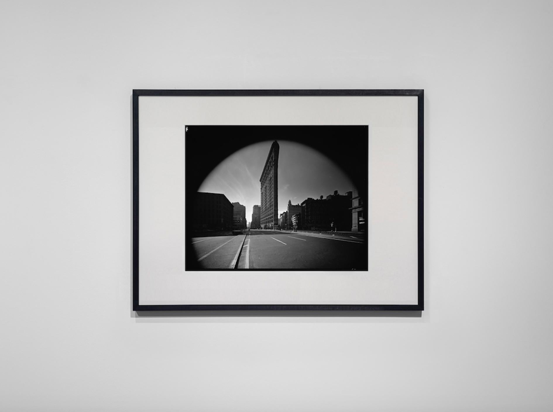 Flatiron Building, New York City, USA, 1969 - Elliott Erwitt (Schwarz-Weiß) im Angebot 1