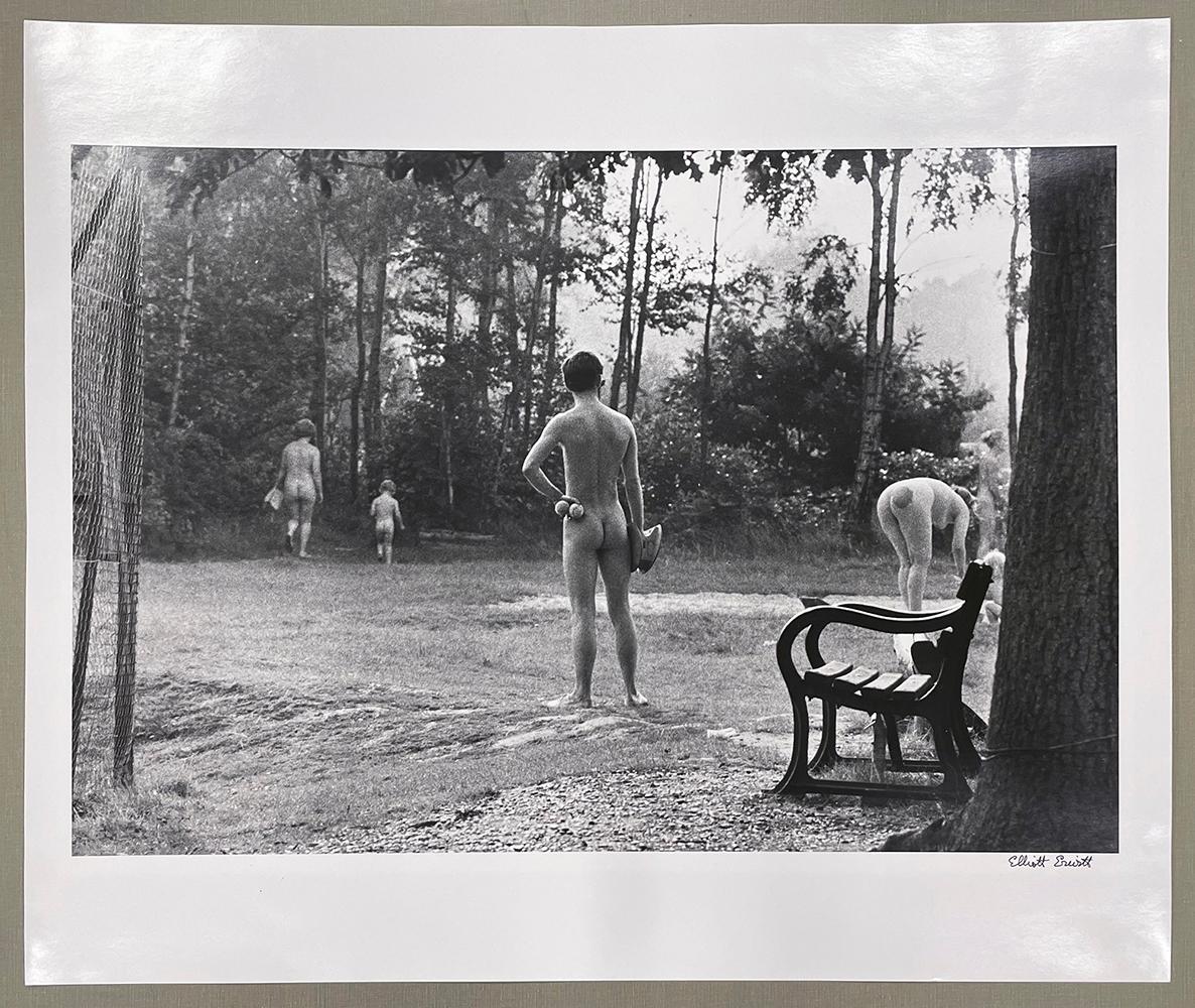 Kent, Inghilterra - Fotografia in bianco e nero, nudo, parco, panchina, persone - Photograph American Modern di Elliott Erwitt