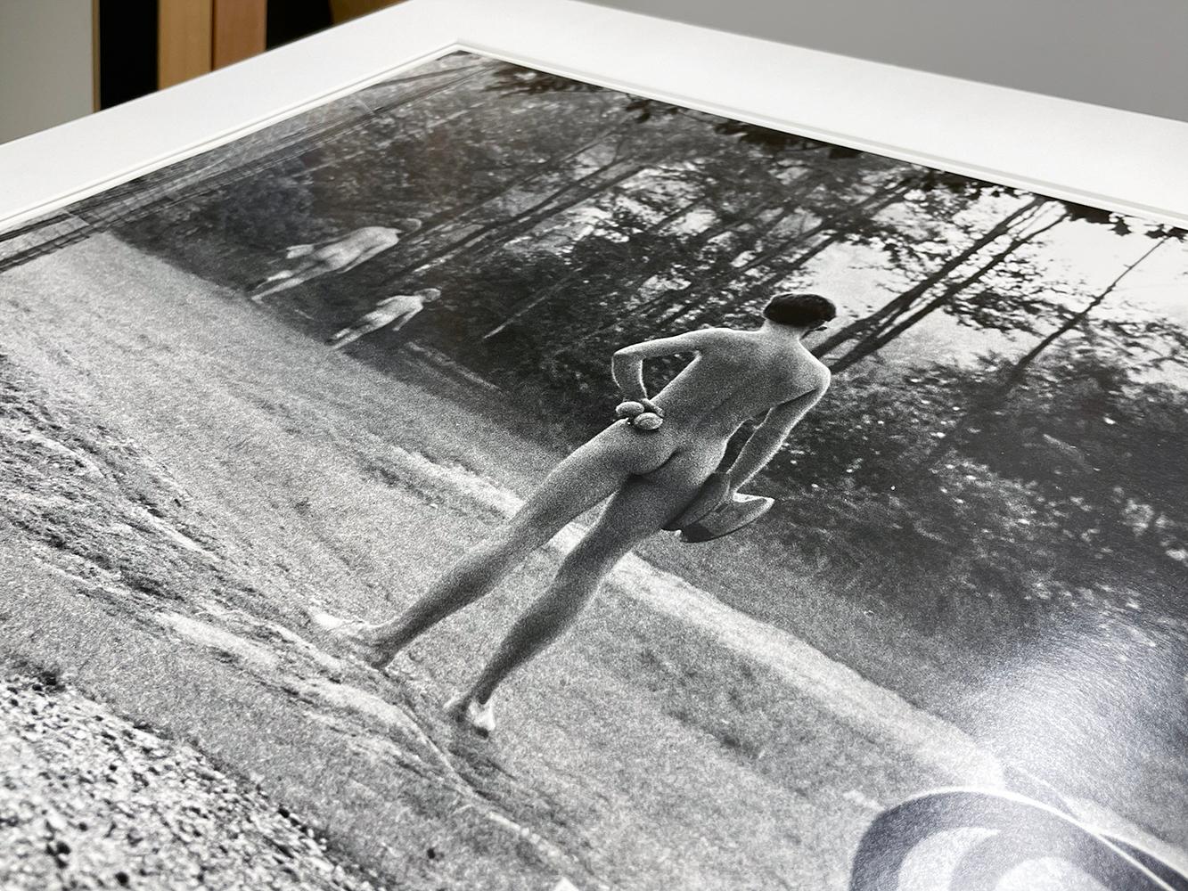 Kent, England di Elliott Erwitt è una fotografia in bianco e nero che ritrae un gruppo di persone nude in piedi in un parco, con le spalle rivolte alla macchina fotografica.

Stampa alla gelatina d'argento
Formato carta: 20 x 24 pollici, 
Dimensioni