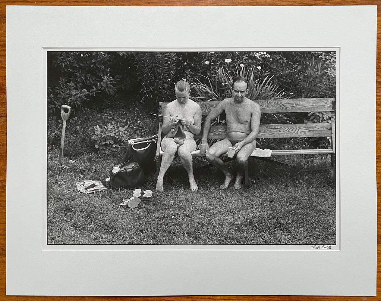 Kent, Angleterre - Couple nu sur un banc, nudistes, tricot, homme, femme - Photograph de Elliott Erwitt