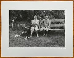 Kent, Inglaterra - Pareja desnuda en un banco, nudistas, tejiendo, hombre, mujer