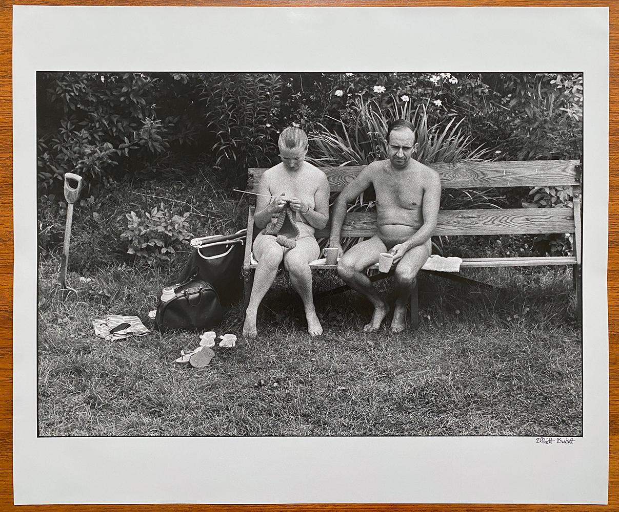 Kent, Angleterre - Couple nu sur un banc, nudistes, tricot, homme, femme - Modernisme américain Photograph par Elliott Erwitt