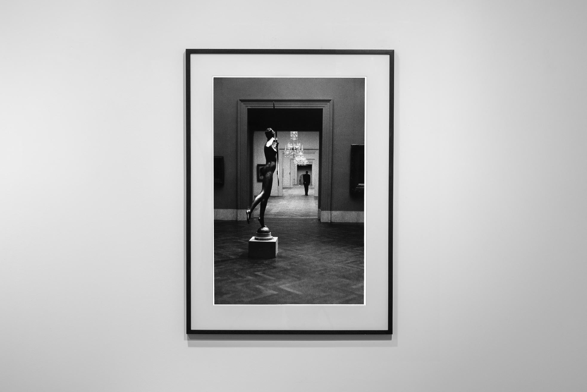 Metropolitan Museum, New York, 1949 -Elliott Erwitt (Schwarz-Weiß-Fotografie) im Angebot 1